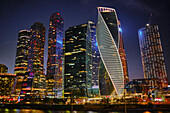  Hochhäuser des Moscow International Business Centre (MIBC), auch als Moscow City bekannt, nachts beleuchtet. Moskau, Russland. 