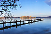 Steg und Blick auf die  Mausinsel am Wörthsee im Herbst, Landkreis Starnberg, Bayern, Deutschland