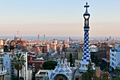 Blick auf die Stadt und Meerblick bei Sonnenuntergang, Barcelona, Katalonien, Spanien