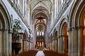 Innenraum der Cathédrale Notre-Dame in Bayeux  im Département Calvados in der Region Normandie in Frankreich