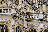 Skulpturenschmuck und figürliche Reliefs an der Fassade der Kirche Église Saint-Pierre in Caen im Département Calvados in der Region Normandie in Frankreich