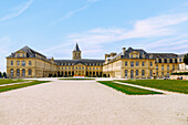 Parc Michel d'Ornano mit Blick auf Klostergebäude der Abbaye aux Dames  und die Kirche Église Sainte-Trinité (Sainte-Trinite, Abbatiale de la Trinité) in Caen im Département Calvados in der Region Normandie in Frankreich