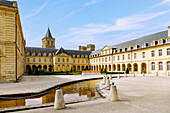 Parc Michel d'Ornano mit Blick auf Klostergebäude der Abbaye aux Dames und die Kirche Église Sainte-Trinité (Sainte-Trinite, Abbatiale de la Trinité) in Caen im Département Calvados in der Region Normandie in Frankreich