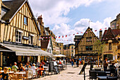 Cafés und Restaurants an der Place au Berger in Caen im Département Calvados in der Region Normandie in Frankreich