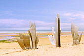 Dreiteilige abstrakte Metallskulptur "Les Braves" (Die Tapferen) von Anilore Banon am Omaha Beach an der Côte de Nacre (Cote de Nacre, Perlmuttküste, Landungsstrände) im Département Calvados in der Region Normandie in Frankreich