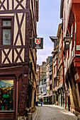 Rue de la Vicomté (Vicomte) mit Fachwerkhäusern in der Altstadt von Rouen im Département Seine-Maritime in der Region Normandie in Frankreich