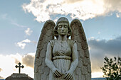 Engelsstatue auf dem Friedhof der Kirche von Senhor Santo Cristo dos Milagres in Fazenda das Lajes, Insel Flores, Azoren, Portugal