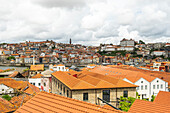 Stadtteil Vila Nova de Gaia und Blick über den Fluss Duero auf Altstadt Cais da Ribeira, Porto, Portugal