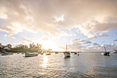 Kap Malheureux, Sonnenuntergang an einem kleinen Hafen mit Fischerbooten, Bezirk Rivière du Rempart, Nordküste, Insel Mauritius, Indischer Ozean, Ost-Afrika