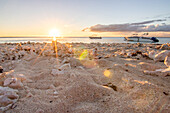 Sonnenuntergang am Sandstrand, Flic en Flac, Westküste, Insel Mauritius, Indischer Ozean, Ost-Afrika