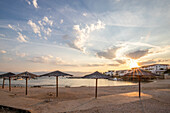 Strand Plaža Lozice, Bucht mit kleinem Hafen am Morgen bei Sonnenaufgang auf der Insel Vir, Zadar, Dalmatien, Adria, Kroatien, Mittelmeer