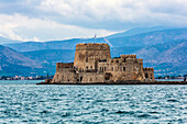 Burg auf der Insel Bourtzi, vor der Stadt Nafplio, Peloponnes, Argolischer Golf, Ägäis, Griechenland