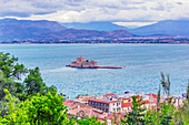 Blick auf Häuser der Stadt mit der Insel Bourtzi im Hintergrund, Stadt Nafplio, Peloponnes, Argolischer Golf, Ägäis, Griechenland