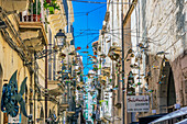 Mobiles mit Fischen in enger Gasse in der Altstadt, Syrakus, Sizilien, Italien