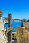 Blick vom Castille Place auf einen alten Aufzug in Valleta, Malta