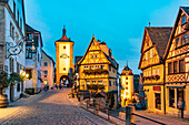  Plönlein square with the Sieberstor and the Kobolzeller Tor at dusk, Rothenburg ob der Tauber, Bavaria, Germany  