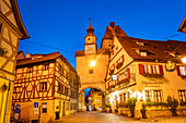 Der Markusturm in Rothenburg ob der Tauber in der Abenddämmerung, Bayern, Deutschland 