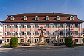 Diana-Brunnen von Bildhauer Wilhelm Sauer vor dem Fürstenberg Bräustüble in Donaueschingen, Baden-Württemberg, Deutschland