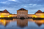 Schloss Nymphenburg in der Abenddämmerung, München, Bayern, Deutschland 