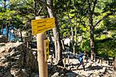 Wanderbeschilderung im Nationalpark Calanques zwischen Cassis und Marseille, Provence, Frankreich, Europa