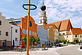 Marktplatz mit Bronzeplastik eines Keilers "Lucky Boar" von Dominik Dengl und Wehrkirche Kößlarn (Pfarrkirche Heiligste Dreifaltigkeit) in Markt Kößlarn in Niederbayern in Deutschland