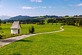 Aussichtspunkt Mesnerkapelle in Grainbach und Weg nach Eßbaum und Törwang am Samerberg im Chiemgau in Oberbayern in Deutschland