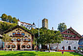 Historischer Marktplatz mit  Haus zum Sailer (Gästeinformation) mit Lüftlmalerei und Blick auf Schloss Neubeuern in Neubeuern im Chiemgau in Oberbayern in Deutschland