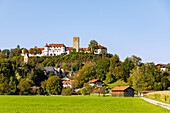 Schloss Neubeuern und Ort Neubeuern im Chiemgau in Oberbayern in Deutschland