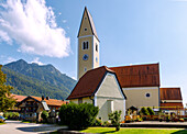 Marktplatz mit Pfarrkirche St. Vitus in Nußdorf am Inn im Chiemgau in Oberbayern in Deutschland