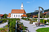 Pfarrkirche St. Vitus mit Friedhof in Nußdorf am Inn im Chiemgau in Oberbayern in Deutschland