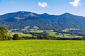 Landschaft bei Siegharting am Samerberg mit Ausblick Richtung Hochries im Chiemgau in Oberbayern in Deutschland