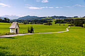 Aussichtspunkt Mesnerkapelle in Grainbach und Weg nach Eßbaum und Törwang am Samerberg im Chiemgau in Oberbayern in Deutschland