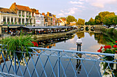 Quai Bélu (Belu) an der Somme mit Holzskulptur "L'homme sur sa bouée", Viertel Saint-Leu und Blick auf die Brücke Pont du Cange in Amiens im Département Somme in der Region Hauts-de-France in Frankreich