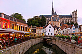 Cathédrale Notre-Dame und Place du Don mit Brücke über den Rivière des Clairons in Amiens im Département Somme in der Region Hauts-de-France in Frankreich