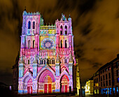 Cathédrale Notre-Dame beim nächtlichen Lichtspektakel "Spectacle Chroma, l'Expérience Monumentale" in Amiens im Département Somme in der Region Hauts-de-France in Frankreich