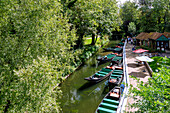 Maison des Hortillonnages (schwimmende Gärten) mit Booten für Bootstouren durch das Wasserlabyrinth in Amiens im Département Somme in der Region Hauts-de-France in Frankreich