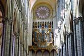 Innenraum der Cathédrale Notre-Dame mit Orgel und Fensterrose in Amiens im Département Somme in der Region Hauts-de-France in Frankreich