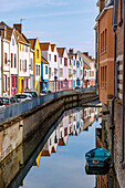 Kanal der Somme und bunte Häuser an der Rue d'Engoulvent im Viertel Saint-Leu in Amiens im Département Somme in der Region Hauts-de-France in Frankreich