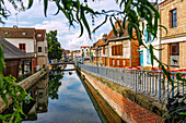 Kanal der Somme und historische Häuser an der Rue Motte und Rue Granges im Viertel Saint-Leu in Amiens im Département Somme in der Region Hauts-de-France in Frankreich