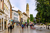 Fußgängerzone Rue Trois Cailloux und Place René Goblet mit Blick ausf Wohnturm Tour Perret von Auguste Perret in Amiens im Département Somme in der Region Hauts-de-France in Frankreich