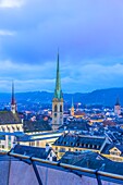 Kirche in der Altstadt von Zürich am Abend, Schweiz