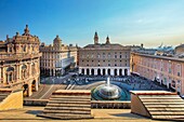  Blick von der Lugustica Academy of Fine Arts auf der Piazza De Ferrari, Genua, Ligurien, Italien 