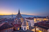  Blick vom Glockenturm der Kathedrale auf die Kuppel der Kapelle des Heiligen Grabtuchs, Turin, Piemont, Italien 