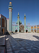  Blick auf das Imamzadeh Mohammed Helal bin Ali-Schrein und seinen Innenhof in Aran o Bidgol, Iran. 