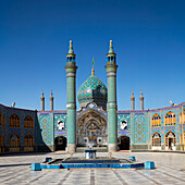  Panoramablick auf das Imamzadeh Mohammed Helal bin Ali-Schrein und seinen Innenhof in Aran o Bidgol, Iran. 