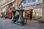  Riesige Qalamzani- oder Ghalamzani-Krüge (traditionelle iranische Metallgravurkunst), ausgestellt vor einem Kunsthandwerksladen in Isfahan, Iran. 