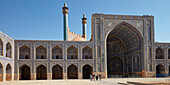  Panoramablick auf den Innenhof der Shah-Moschee (Masjed-e Shah) mit ihren kunstvollen Fliesenarbeiten. Isfahan, Iran. 