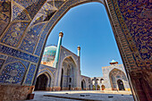  Blick auf den Innenhof der Shah-Moschee (Masjed-e Shah) durch einen Bogen mit aufwendigen Fliesen. Isfahan, Iran. 