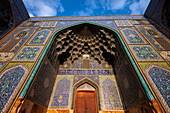  Reich verzierter Eingangs-Iwan zur Lotfollah-Moschee mit Muqarnas-Gewölbe. Naqsh-e Jahan-Platz, Isfahan, Iran. 