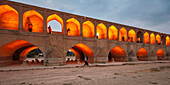  Blick auf die beleuchtete Allahverdi Khan-Brücke, auch bekannt als Si-o-se-pol (17. Jahrhundert), am Zayanderud-Fluss während der Trockenzeit mit trockenem Flussbett. Isfahan, Iran. 